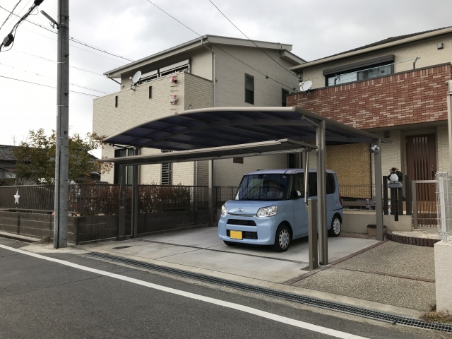 瀬戸市　駐車場　跳ね上げ門扉　三協　ラビーネ２型手動　Ａ様邸