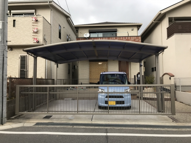 瀬戸市　駐車場　跳ね上げ門扉　三協　ラビーネ２型手動　Ａ様邸