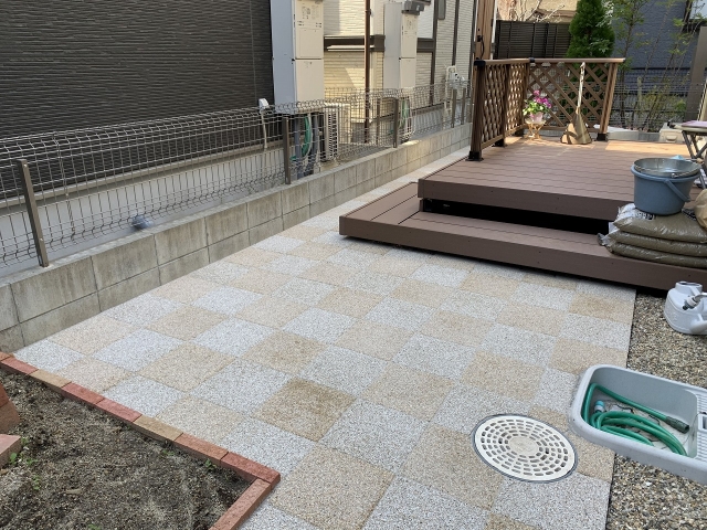 尾張旭市　庭の防草対策　300×300×60　ユニソン　ブリック　市松模様