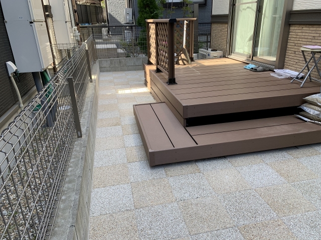 尾張旭市　庭の防草対策　300×300×60　ユニソン　ブリック　市松模様