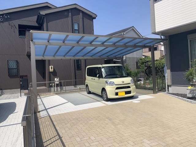 尾張旭市　2台用カーポート　三協アルミ　スカイリード5060（奥行5ｍ×間口6ｍ）Ｈ25　本体：アーバングレー、屋根材：熱線遮断ポリカ　かすみ　屋根は後勾配