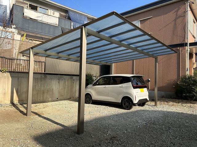 尾張旭市　2台用カーポート。　三協アルミ　スカイリード5054（奥行5ｍ×間口5.4ｍ）アーバングレー、屋根材：熱線遮断ポリカ　かすみ　