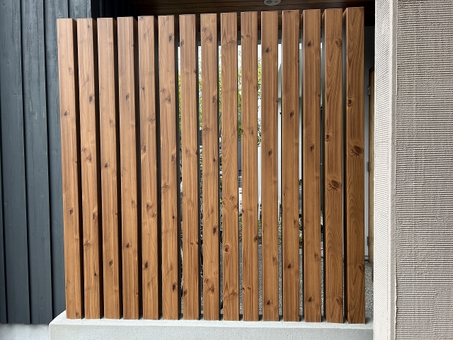 尾張旭市　エクスタイル：アーバンポール　H1.5m×80角　15本（隙間20ｍｍ）木製角材処分。枕木門柱取り換え（ユニソン：フォルガS）