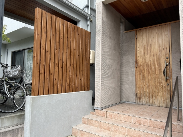 尾張旭市　エクスタイル：アーバンポール　H1.5m×80角　15本（隙間20ｍｍ）木製角材処分。枕木門柱取り換え（ユニソン：フォルガS）