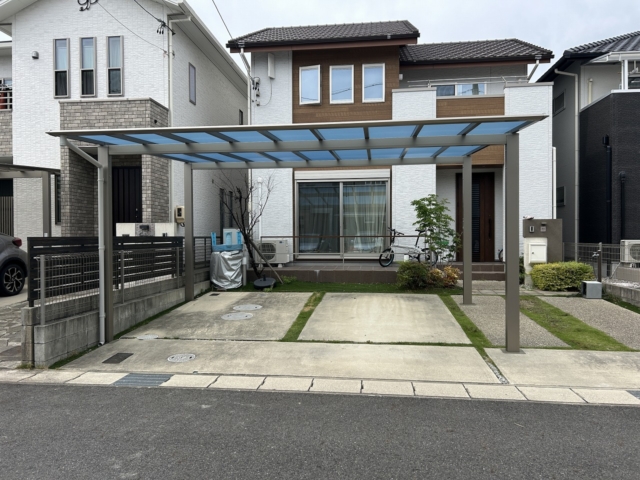 尾張旭市　2台用カーポート　三協アルミ　スカイリード5054（奥行5.0ｍ☓間口5.4ｍ）Ｈ25　本体：アーバングレー、屋根材：熱線遮断ポリカ　かすみ