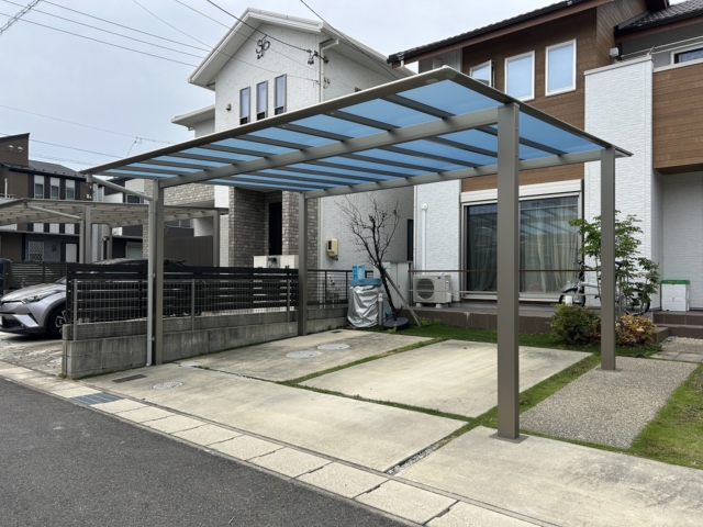 尾張旭市　2台用カーポート　三協アルミ　スカイリード5054（奥行5.0ｍ☓間口5.4ｍ）Ｈ25　本体：アーバングレー、屋根材：熱線遮断ポリカ　かすみ