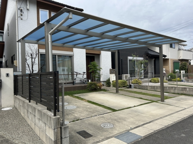 尾張旭市　2台用カーポート　三協アルミ　スカイリード5054（奥行5.0ｍ☓間口5.4ｍ）Ｈ25　本体：アーバングレー、屋根材：熱線遮断ポリカ　かすみ