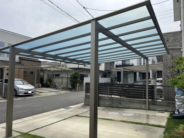 尾張旭市　2台用カーポート　三協アルミ　スカイリード5054（奥行5.0ｍ☓間口5.4ｍ）Ｈ25　本体：アーバングレー、屋根材：熱線遮断ポリカ　かすみ