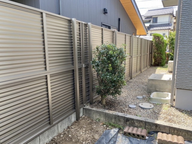 守山区　目隠しフェンス　三協アルミ　レジリアYL1型　H1000×2段仕様（アーバングレー）フェンスの高さH1840