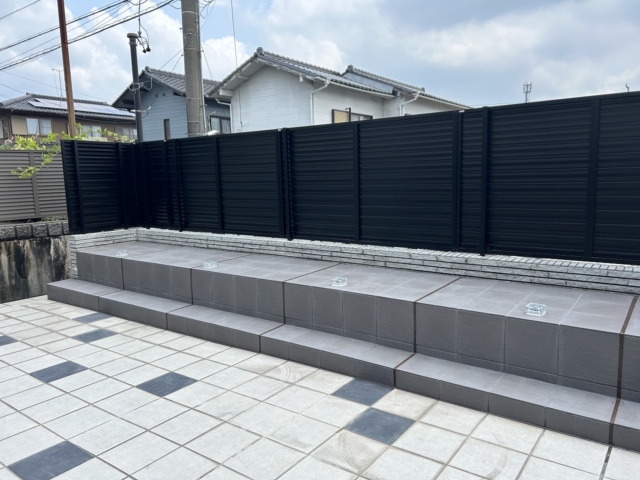 尾張旭市　目隠しフェンス、三協アルミ、レジリアYL2型　H1200（ブラック）。タイル張り、リクシルタイル　アレス300角ALS-4　