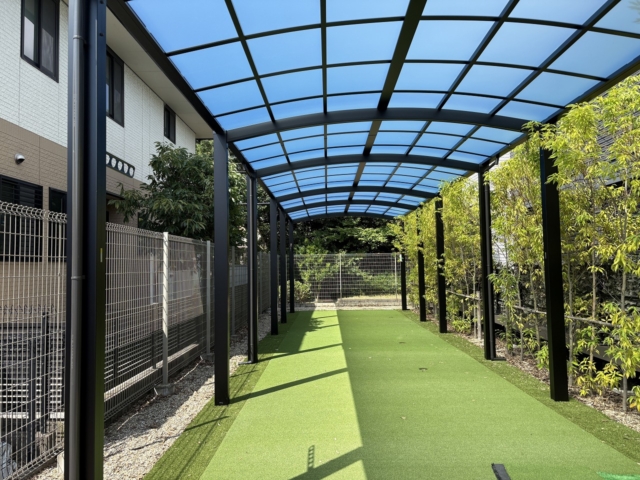 守山区　三協アルミ　カムフィエースワイド5036×3連棟　H28　本体：ブラック、屋根材：熱線遮断ポリカ　かすみ