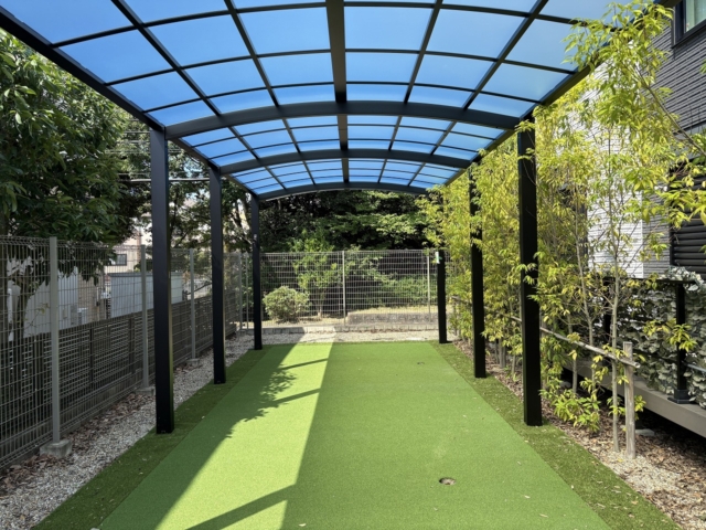 守山区　三協アルミ　カムフィエースワイド5036×3連棟　H28　本体：ブラック、屋根材：熱線遮断ポリカ　かすみ