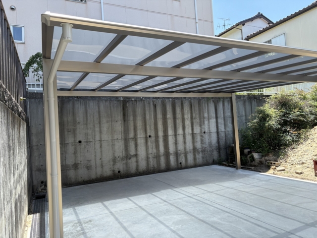 瀬戸市　三協アルミ　スカイリード5860（奥行5800×間口6000）H23　本体：アーバングレー、屋根材：熱線遮断ポリカ　かすみ。土間コンクリート打設6ｍ×6ｍ