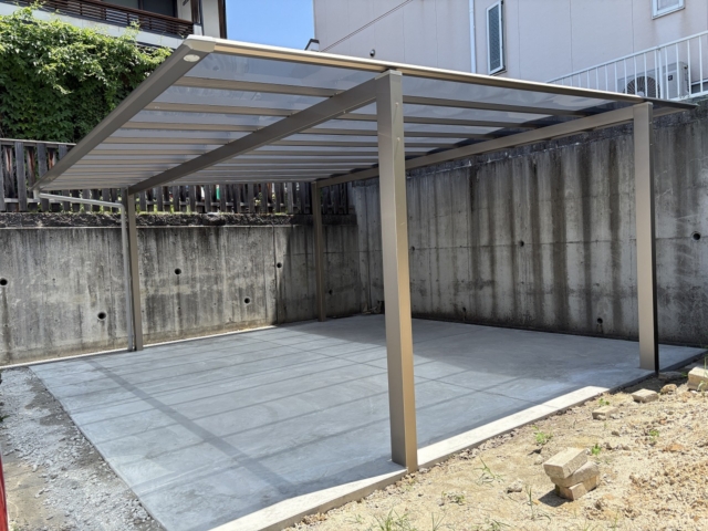 瀬戸市　三協アルミ　スカイリード5860（奥行5800×間口6000）H23　本体：アーバングレー、屋根材：熱線遮断ポリカ　かすみ。土間コンクリート打設6ｍ×6ｍ