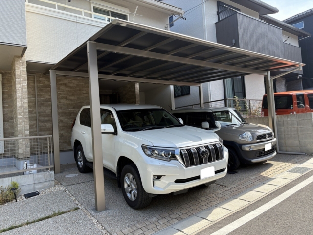 尾張旭市　三協アルミ　スカイリード5060（奥行5.0ｍ×間口6.0ｍ）H25柱：2本、H28柱：2本。本体：アーバングレー、屋根材：ブラックポリカ