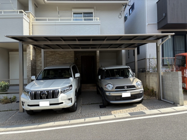 尾張旭市　三協アルミ　スカイリード5060（奥行5.0ｍ×間口6.0ｍ）H25柱：2本、H28柱：2本。本体：アーバングレー、屋根材：ブラックポリカ