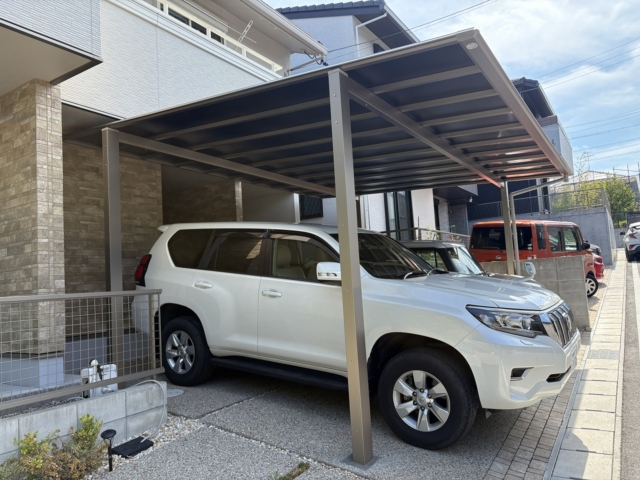 尾張旭市　三協アルミ　スカイリード5060（奥行5.0ｍ×間口6.0ｍ）H25柱：2本、H28柱：2本。本体：アーバングレー、屋根材：ブラックポリカ