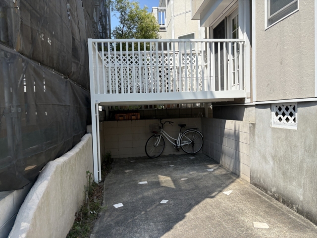 尾張旭市　三協アルミ　特注オルネ　たて太格子（ホワイト）、床（人工木）