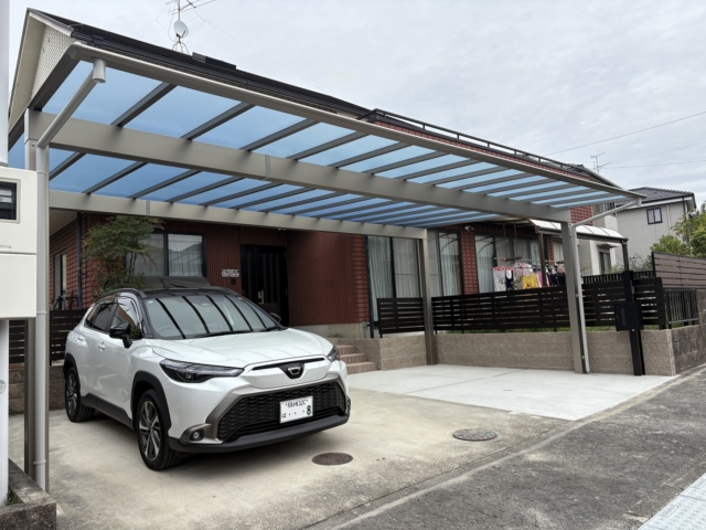 瀬戸市　門リフォーム、車庫拡張　【三協アルミ】3台用カーポート：スカイリード5880（奥行5.8ｍ×間口8.0ｍ）。　機能ポール：ファノーバ2。フェンス：レジリアYK3型　T-8、ｼｬﾄﾚﾅⅡ　1S型　T-6。階段：ミルドブリック、リンクストーンF　773。玄関タイル：アイコットリョーワ　カリラ300角