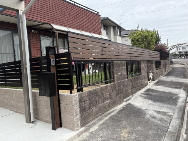 瀬戸市　門リフォーム、車庫拡張　【三協アルミ】3台用カーポート：スカイリード5880（奥行5.8ｍ×間口8.0ｍ）。　機能ポール：ファノーバ2。フェンス：レジリアYK3型　T-8、ｼｬﾄﾚﾅⅡ　1S型　T-6。階段：ミルドブリック、リンクストーンF　773。玄関タイル：アイコットリョーワ　カリラ300角