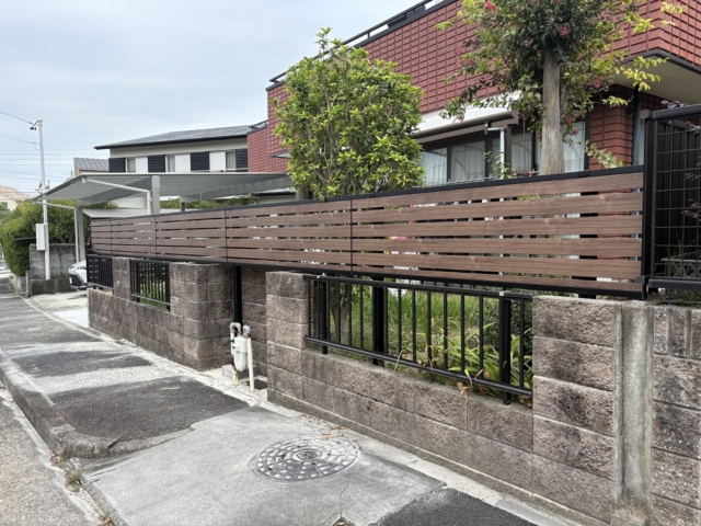 瀬戸市　門リフォーム、車庫拡張　【三協アルミ】3台用カーポート：スカイリード5880（奥行5.8ｍ×間口8.0ｍ）。　機能ポール：ファノーバ2。フェンス：レジリアYK3型　T-8、ｼｬﾄﾚﾅⅡ　1S型　T-6。階段：ミルドブリック、リンクストーンF　773。玄関タイル：アイコットリョーワ　カリラ300角