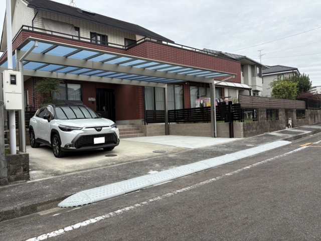 瀬戸市　門リフォーム、車庫拡張　【三協アルミ】3台用カーポート：スカイリード5880（奥行5.8ｍ×間口8.0ｍ）。　機能ポール：ファノーバ2。フェンス：レジリアYK3型　T-8、ｼｬﾄﾚﾅⅡ　1S型　T-6。階段：ミルドブリック、リンクストーンF　773。玄関タイル：アイコットリョーワ　カリラ300角