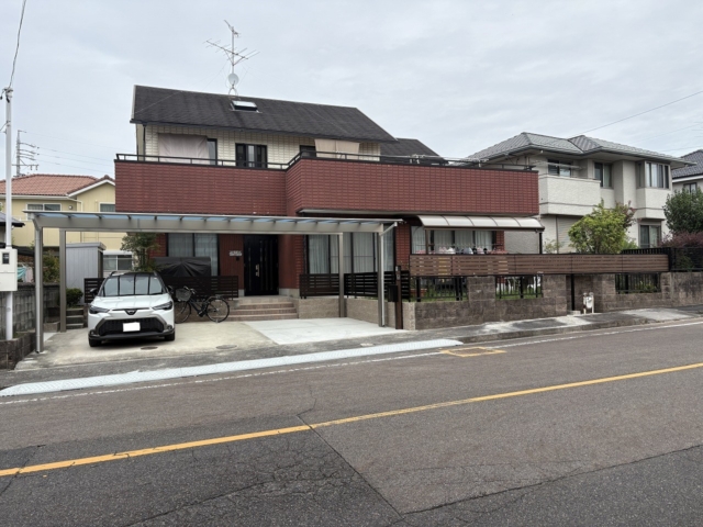 瀬戸市　門リフォーム、車庫拡張　【三協アルミ】3台用カーポート：スカイリード5880（奥行5.8ｍ×間口8.0ｍ）。　機能ポール：ファノーバ2。フェンス：レジリアYK3型　T-8、ｼｬﾄﾚﾅⅡ　1S型　T-6。階段：ミルドブリック、リンクストーンF　773。玄関タイル：アイコットリョーワ　カリラ300角