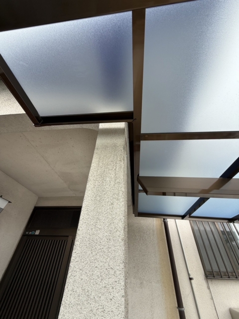 守山区　三協アルミ　セルフィ5124　H22　ブロンズ　Lカット加工の為に柱と梁追加して３本柱仕様。既設カーポート解体撤去