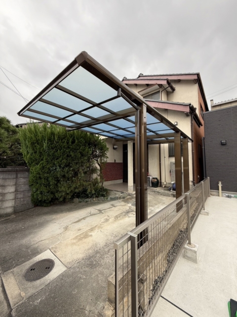 守山区 三協アルミ セルフィ5124 H22 ブロンズ Lカット加工の為に柱と梁追加して3本柱仕様。既設カーポート解体撤去