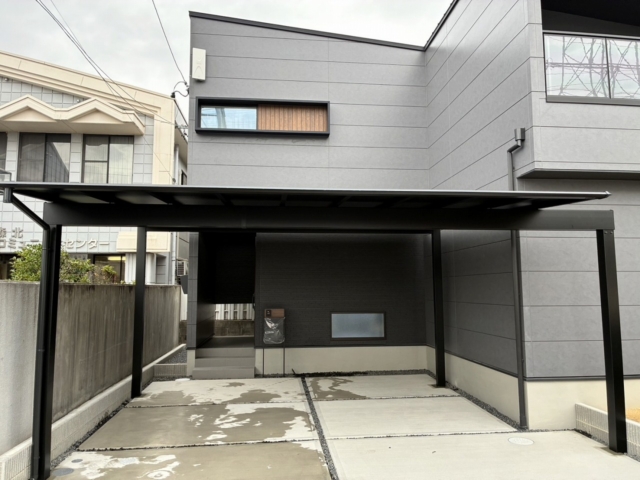 ＜2台用カーポート＞　三協アルミ　スカイリード5854（奥行5.8ｍ×間口5.4ｍ）梁8.0ｍ・梁5.4ｍ。本体：ブラック、屋根材：ブラックポリカ