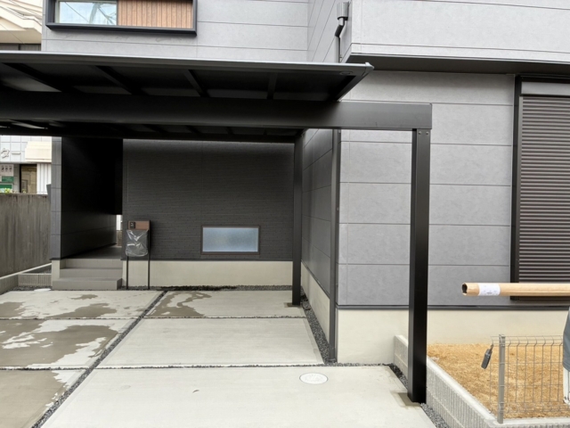 ＜2台用カーポート＞　三協アルミ　スカイリード5854（奥行5.8ｍ×間口5.4ｍ）梁8.0ｍ・梁5.4ｍ。本体：ブラック、屋根材：ブラックポリカ