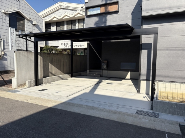 ＜2台用カーポート＞　三協アルミ　スカイリード5854（奥行5.8ｍ×間口5.4ｍ）梁8.0ｍ・梁5.4ｍ。本体：ブラック、屋根材：ブラックポリカ