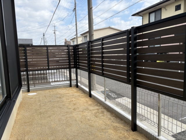 ＜目隠しフェンス＞　三協アルミ　ｼｬﾄﾚﾅⅡ2型　H1000　（トラッドオーク+ブラック）フリー支柱H20