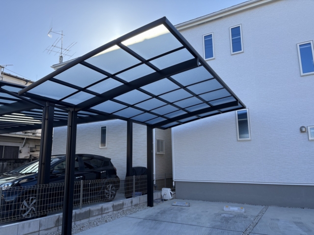 １台用カーポート　三協アルミ　カムフィエース5027（奥行5.0ｍ×間口2.7ｍ）Ｈ23　本体：ブラック、屋根材：熱線遮断ポリカ　かすみ