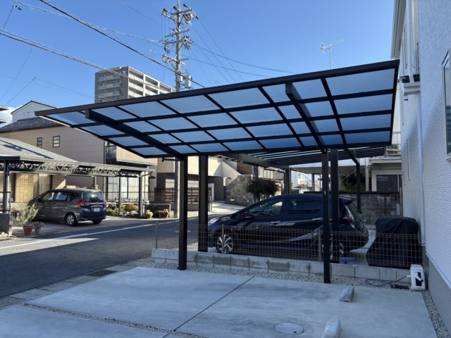 １台用カーポート　三協アルミ　カムフィエース5027（奥行5.0ｍ×間口2.7ｍ）Ｈ23　本体：ブラック、屋根材：熱線遮断ポリカ　かすみ