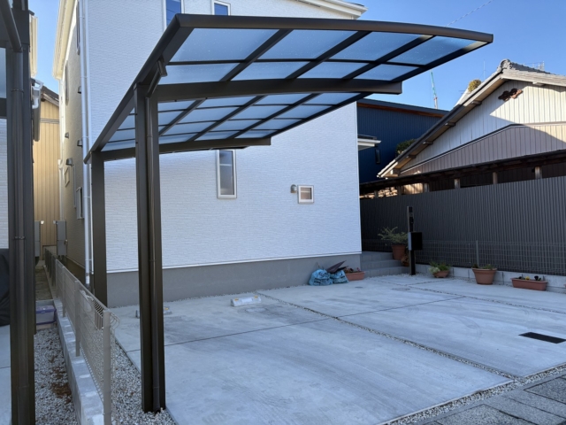 １台用カーポート　三協アルミ　カムフィエース5027（奥行5.0ｍ×間口2.7ｍ）Ｈ23　本体：ブラック、屋根材：熱線遮断ポリカ　かすみ