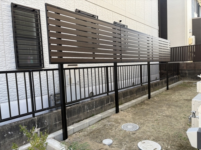 【目隠しフェンス】　三協アルミ　シャトレナⅡ　1型（トラッドオーク・ブラック）　本体2010　柱H24]