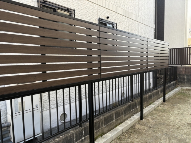 【目隠しフェンス】　三協アルミ　シャトレナⅡ　1型（トラッドオーク・ブラック）　本体2010　柱H24]