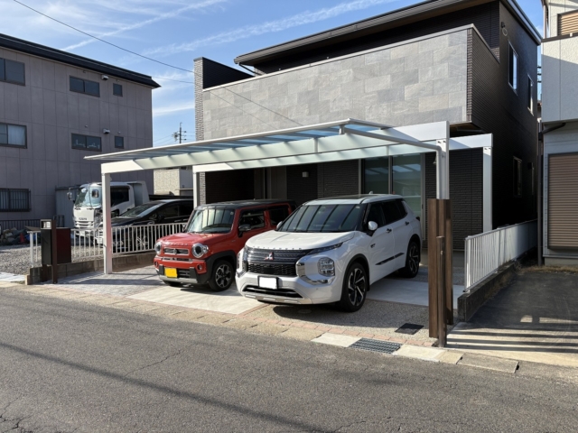 【カーポート・ブリック土間・機能門柱】三協アルミ：スカイリード5060　屋根（奥行5.0ｍ×間口6.0ｍ）　3台用8.0ｍの柱と梁　H25