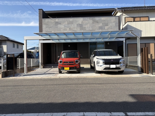 【カーポート・ブリック土間・機能門柱】三協アルミ：スカイリード5060　屋根（奥行5.0ｍ×間口6.0ｍ）　3台用8.0ｍの柱と梁　H25