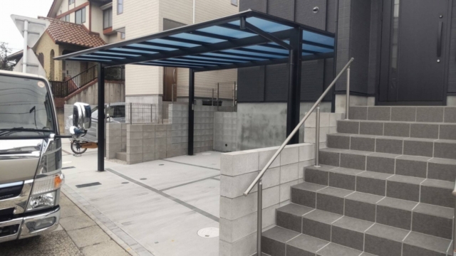 2台用カーポート　三協アルミ　スカイリード5054（奥行5.0ｍ×間口5.4ｍ）Ｈ25　本体：ブラック、屋根材：熱線遮断ポリカ　かすみ