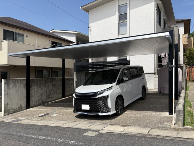 【3台用アルミ屋根カーポート】三協アルミ　ＦⅡ5081　柱・梁：ブラック、屋根：サンシルバー。間口カット（8100⇒7650）