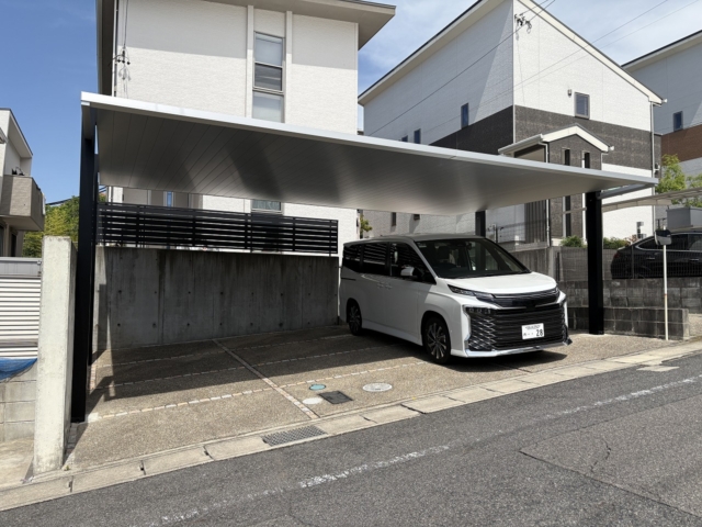 【3台用アルミ屋根カーポート】三協アルミ　ＦⅡ5081　柱・梁：ブラック、屋根：サンシルバー。間口カット（8100⇒7650）