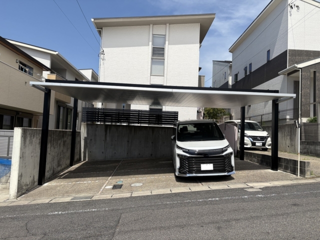 【3台用アルミ屋根カーポート】三協アルミ　ＦⅡ5081　柱・梁：ブラック、屋根：サンシルバー。間口カット（8100⇒7650）