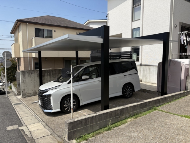 【3台用アルミ屋根カーポート】三協アルミ　ＦⅡ5081　柱・梁：ブラック、屋根：サンシルバー。間口カット（8100⇒7650）