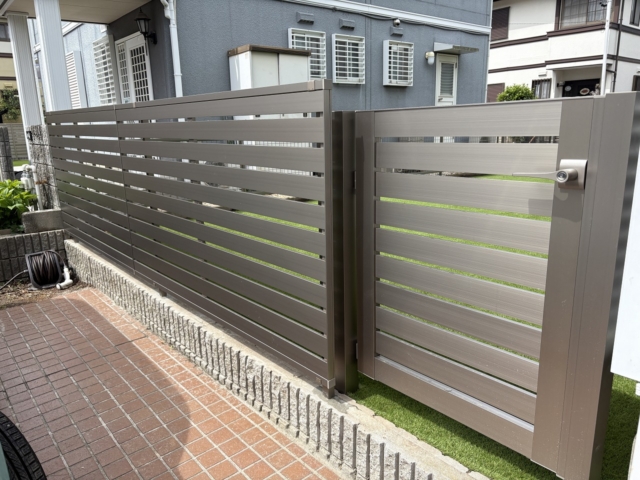 目隠しフェンス　三協アルミ　レジリアYK3型　H1200　アーバングレー　既設樹木撤去処分、整地、人工芝