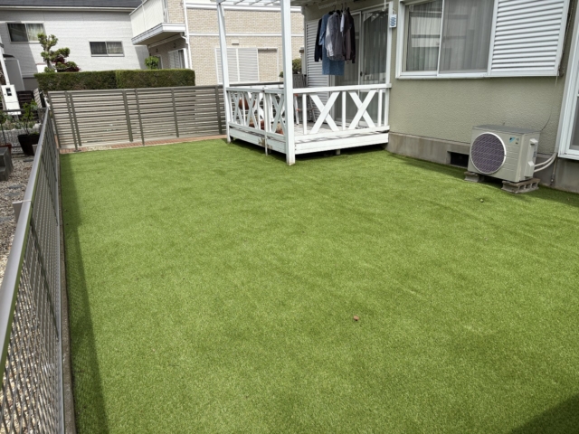 目隠しフェンス　三協アルミ　レジリアYK3型　H1200　アーバングレー　既設樹木撤去処分、整地、人工芝