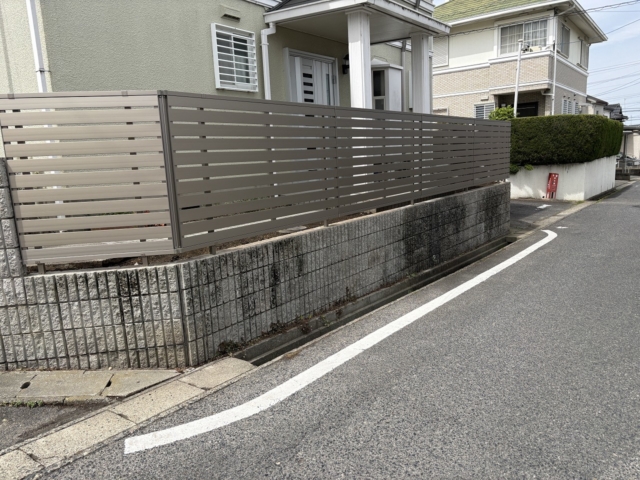 目隠しフェンス　三協アルミ　レジリアYK3型　H1200　アーバングレー　既設樹木撤去処分、整地、人工芝