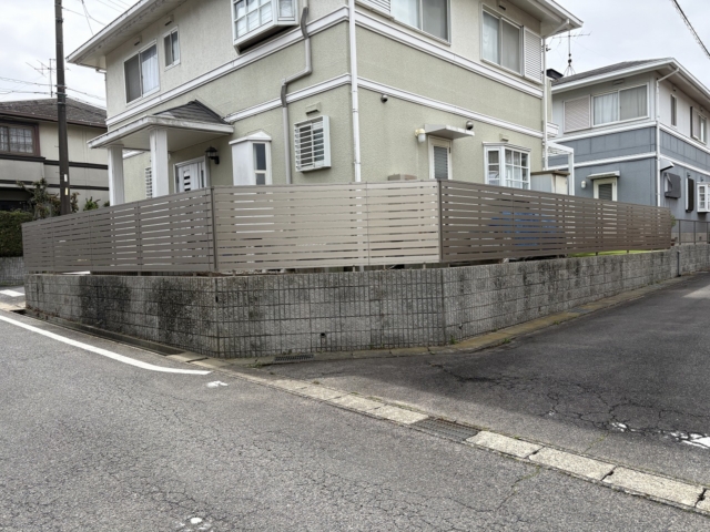 目隠しフェンス　三協アルミ　レジリアYK3型　H1200　アーバングレー　既設樹木撤去処分、整地、人工芝
