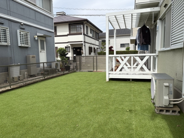 目隠しフェンス　三協アルミ　レジリアYK3型　H1200　アーバングレー　既設樹木撤去処分、整地、人工芝